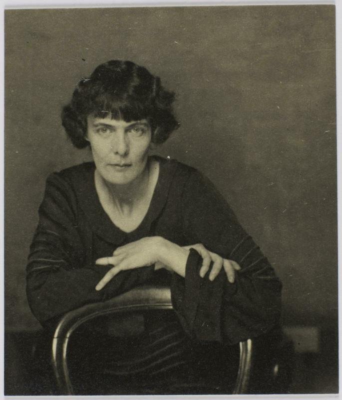 Hilda Doolittle: Visionaria del Verso, Guerrera del Espíritu Modernista