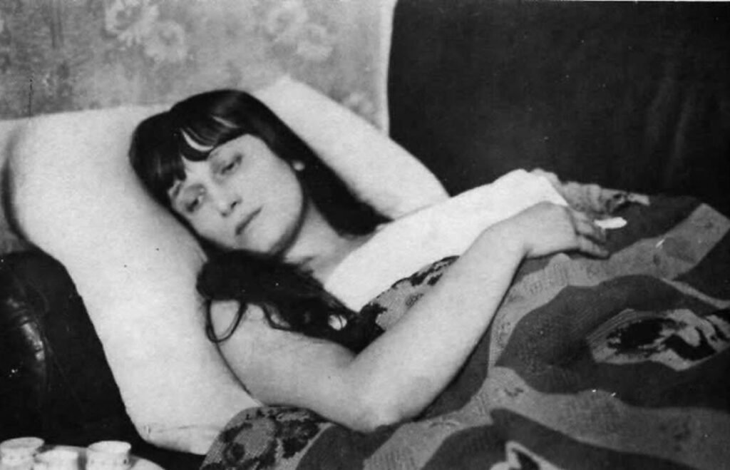 Anna Ajmátova: La Voz Indomable de la Poesía Rusa