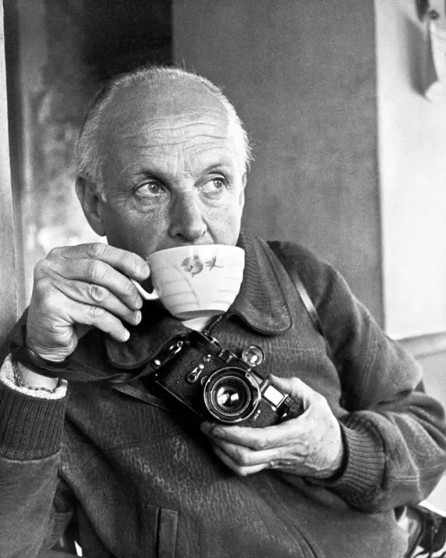Henri Cartier-Bresson: El cazador invisible del instante perfecto