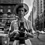 Descubre la vida y obra de Vivian Maier, la fotógrafa invisible que documentó el alma de las calles sin buscar fama. Un legado visual oculto durante décadas que hoy asombra al mundo. Lee su historia completa aquí.