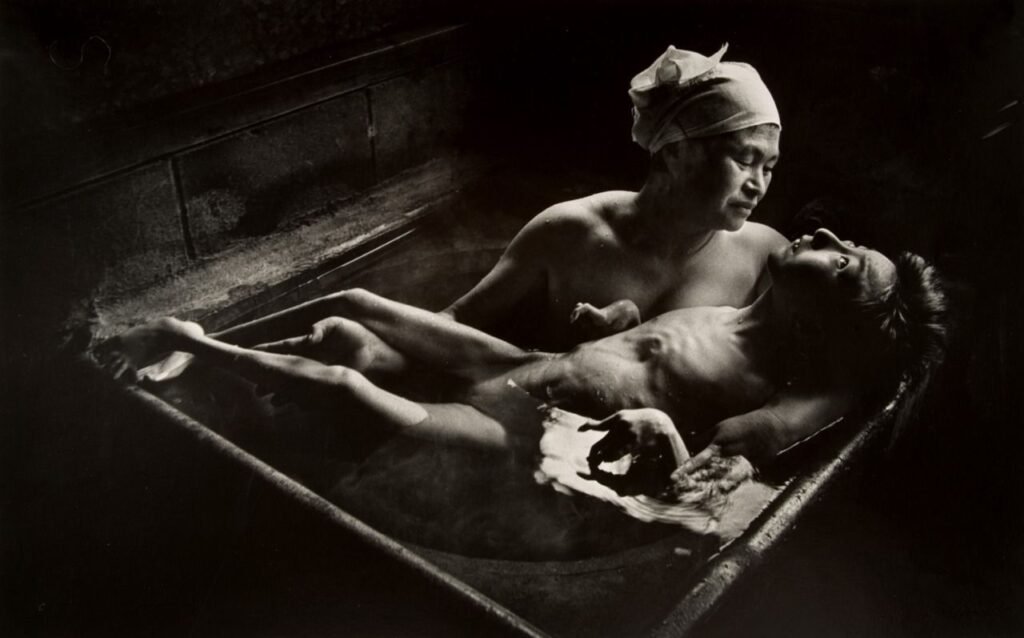 Tomoko-Uemura-in-her-bath-1972-Eugene-Smith-1024×638