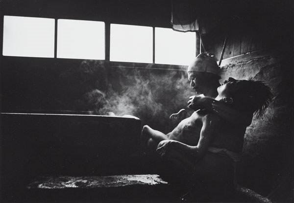 w.-eugene-smith-tomoko-uemura-being-bathed-by-her-mother,-minamata,-japan