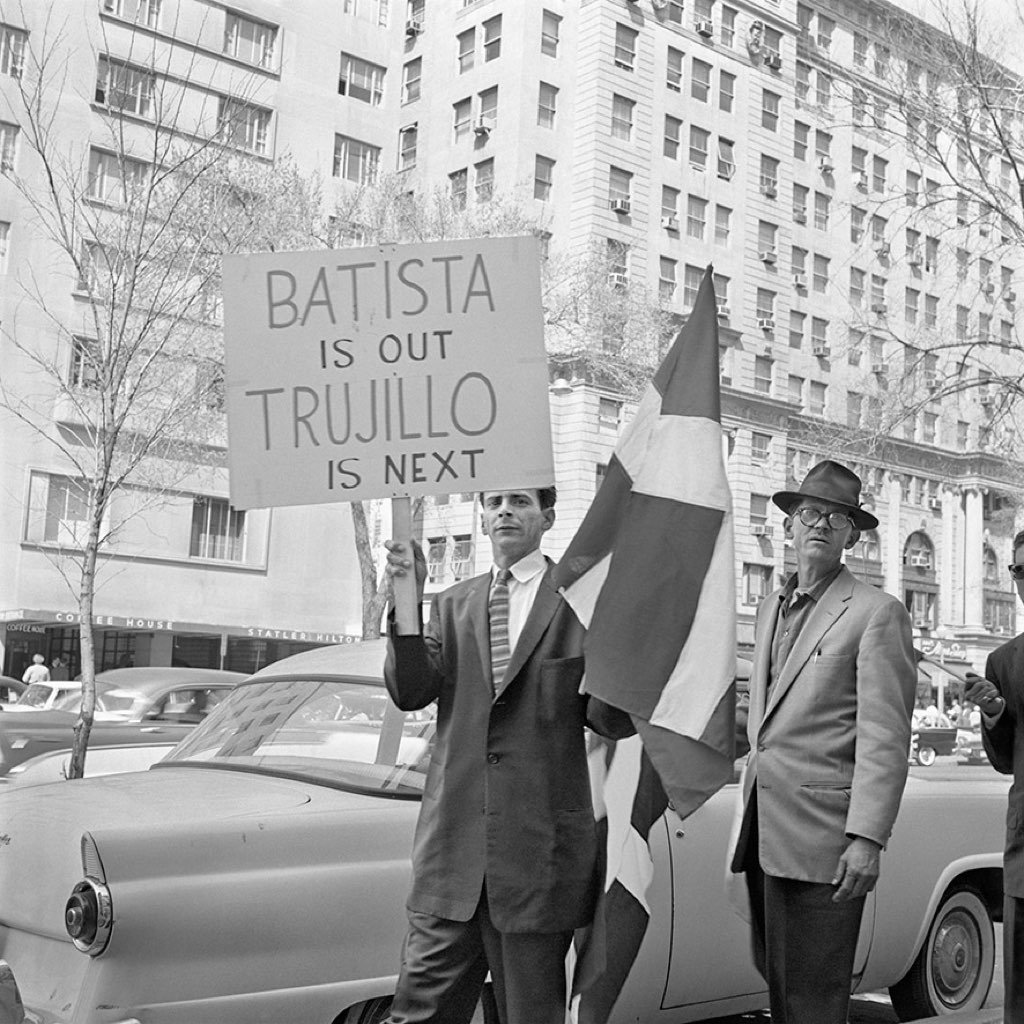 Alberto-Korda_Dominican-exiles-supporting-Fidel-Castros-visit-to-the-US-Washington.-Thursday-April-16-1959_1024x1024