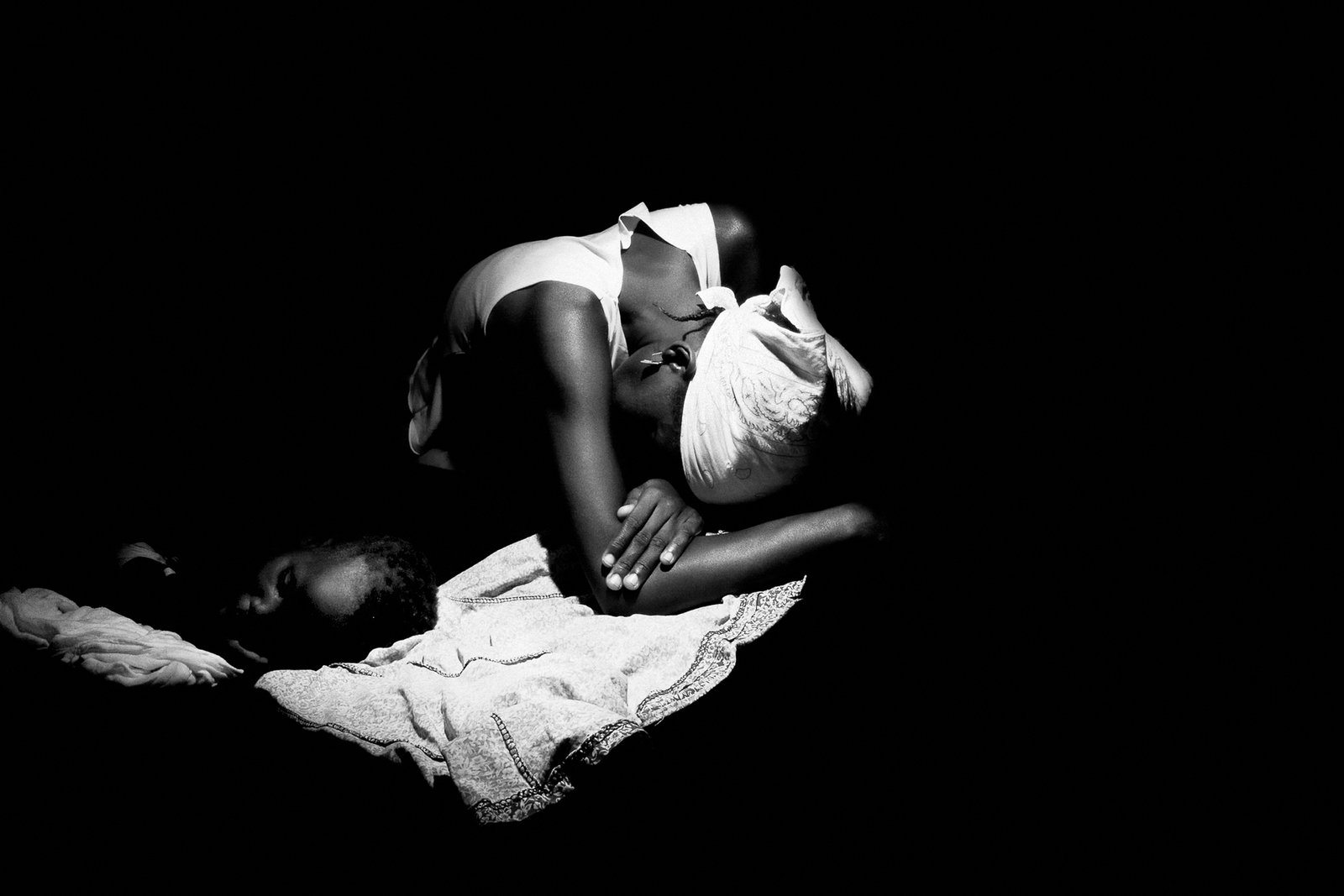 A child with cholera and his mother in a MSF run cholera treatment center in Malenje, Angola. May 2006