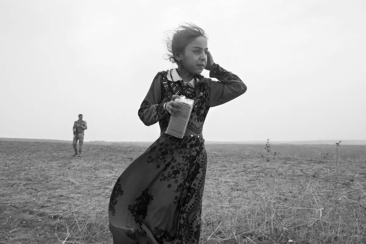 michaelhoppengallery-paolo-pellegrin-refugees-from-the-village-of-buharbuq-near-bashiqa.-told-by-isis-that-they-were-to-be-moved-to-mosul-the-following-day-the-village-res