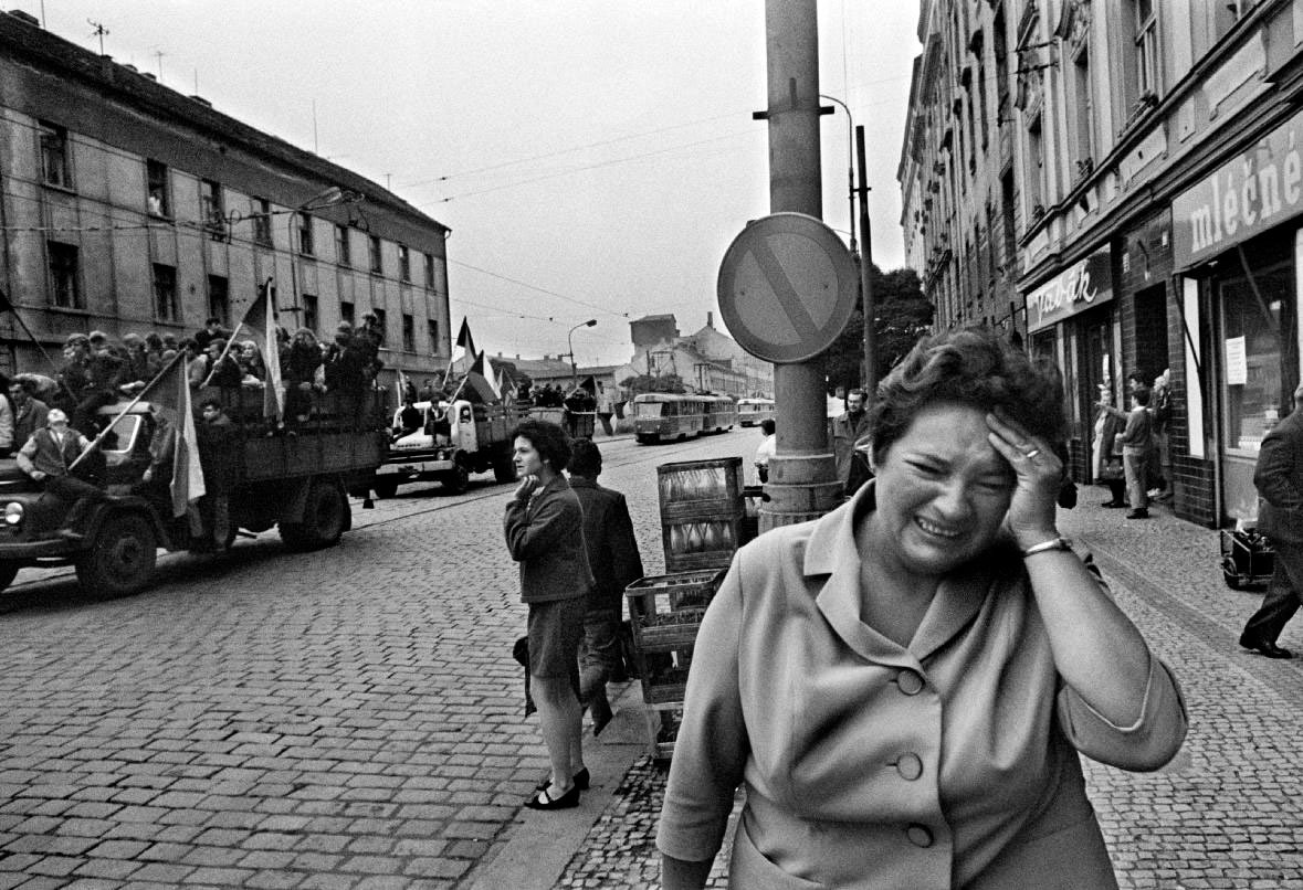 Josef-Koudelka-Invasion-Prague-1968